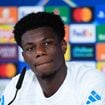 Baie vitrée, piscine, déco minimaliste... Aurélien Tchouaméni, la star des Bleus, ouvre les portes de sa maison