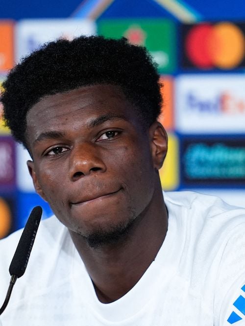 Baie vitrée, piscine, déco minimaliste... Aurélien Tchouaméni, la star des Bleus, ouvre les portes de sa maison