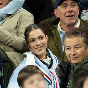 Exclusif - Clément, frère d'A.Dupont, Iris Mittenaere , Marie-Pierre Galès, mère de A.Dupont lors du match de rugby du Tournoi des Six Nations France contre Angleterre au Stade de France à Saint-Denis le 14 mars 2026. © AGENCE / BESTIMAGE