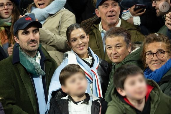 Exclusif - Clément, frère d'A.Dupont, Iris Mittenaere , Marie-Pierre Galès, mère de A.Dupont lors du match de rugby du Tournoi des Six Nations France contre Angleterre au Stade de France à Saint-Denis le 14 mars 2026. © AGENCE / BESTIMAGE
