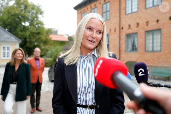 La princesse ne sera pas présente durant tout le mois d'octobre.

La princesse héritière Mette-Marit de Norvège assiste à une conférence sur Frida Hansen et la technique de la transparence dans le tissage à Oslo le 19 septembre 2025. © Action Press / Bestimage