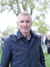 Denis Brogniart installé avec femme et enfants au calme loin de la capitale, ce lieu qu'il ne quittera jamais, "pas même pour le plus bel appartement de Paris"