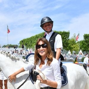 Les habitudes beauté se transmettent-elles de mère en fille ? 

Giulia Sarkozy sur Valentine et sa mère Carla Bruni lors de la coupe Kids Cup L'Envol lors du Longines Paris Eiffel Jumping© Perusseau / Veeren / Bestimage