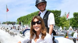 Giulia Sarkozy dans les pas de sa célèbre mère Carla Bruni : à 14 ans, elle mise sur un homme qui a marqué les années mannequin de sa mère