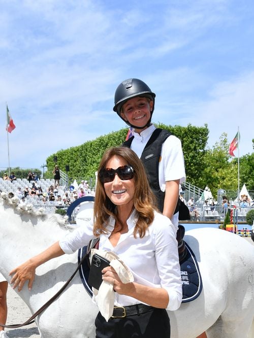 Giulia Sarkozy dans les pas de sa célèbre mère Carla Bruni : à 14 ans, elle mise sur un homme qui a marqué les années mannequin de sa mère