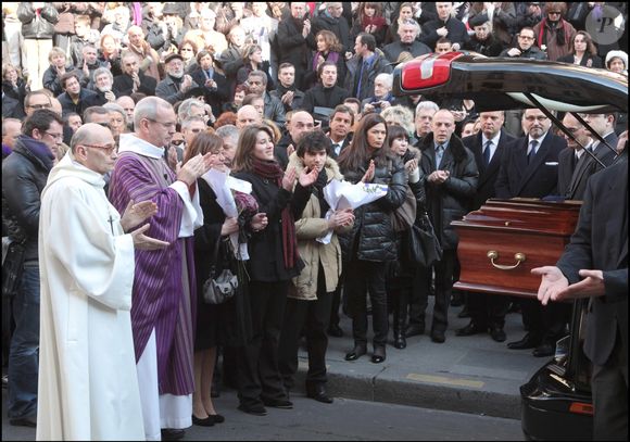 Aujourd’hui, Giulia se dit apaisée, gardant vivants les souvenirs et le respect d’une femme admirée, même si le monde du cinéma l’avait un temps oubliée.

Giulia Salvatori (fille d'Annie Girardot) et ses enfants Lola Vogel et Renato Salvatori et Daniel Evenou - Obsèques de Annie Girardot en l'église Saint Roch à Paris le 4 mars 2011. DOMINIQUE JACOVIDES / BESTIMAGE