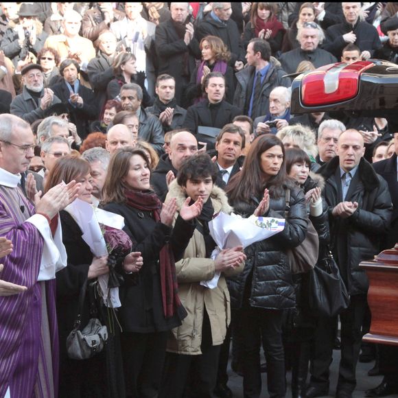 Aujourd’hui, Giulia se dit apaisée, gardant vivants les souvenirs et le respect d’une femme admirée, même si le monde du cinéma l’avait un temps oubliée.

Giulia Salvatori (fille d'Annie Girardot) et ses enfants Lola Vogel et Renato Salvatori et Daniel Evenou - Obsèques de Annie Girardot en l'église Saint Roch à Paris le 4 mars 2011. DOMINIQUE JACOVIDES / BESTIMAGE