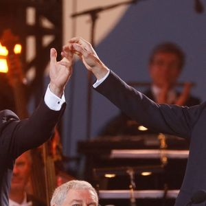 Ils partagent une passion née dès l’enfance et des parcours internationaux brillants.

Renaud Capuçon, Gautier Capuçon - "Concert de Paris" sur le parvis de l'hôtel de ville de Paris retransmis en direct sur France 2 et sur France Inter. © Christophe Clovis - Pierre Perusseau / Bestimage
