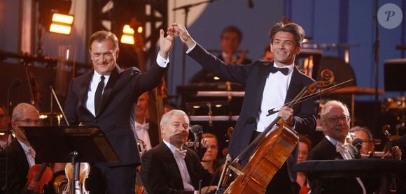 Ils partagent une passion née dès l’enfance et des parcours internationaux brillants.

Renaud Capuçon, Gautier Capuçon - "Concert de Paris" sur le parvis de l'hôtel de ville de Paris retransmis en direct sur France 2 et sur France Inter. © Christophe Clovis - Pierre Perusseau / Bestimage