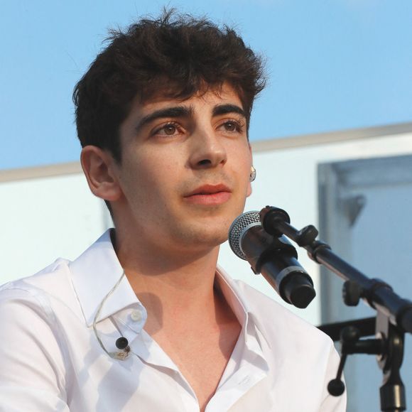 Exclusif - Léon Hesby, le fils de Patrick Bruel, se produit pour la première fois sur scène en France, au festival des Sables-d'Olonne, le 26 juin 2026. En première partie de Marine Delplace, gagnante de la Star Academy (S12), le jeune musicien de 20 ans a chanté un titre en anglais, remportant un franc succès, sous le regard de sa mère, Amanda Sthers. © Noël Carrier / Bestimage