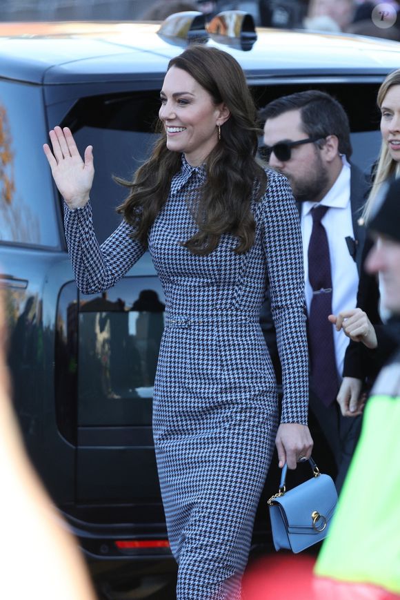 Le tout, dans une tenue déjà portée en 2022, lors d'une visite de l'université Harvard 

Catherine (Kate) Middleton, princesse de Galles, arrive pour visiter le Centre sur l'enfant en développement de l'Université Harvard de Cambridge à Boston, Massachusetts, Etats-Unis, le 2 décembre 2022.

Backgrid USA / Bestimage