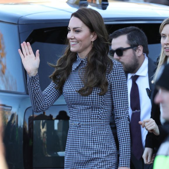 Le tout, dans une tenue déjà portée en 2022, lors d'une visite de l'université Harvard 

Catherine (Kate) Middleton, princesse de Galles, arrive pour visiter le Centre sur l'enfant en développement de l'Université Harvard de Cambridge à Boston, Massachusetts, Etats-Unis, le 2 décembre 2022.

Backgrid USA / Bestimage