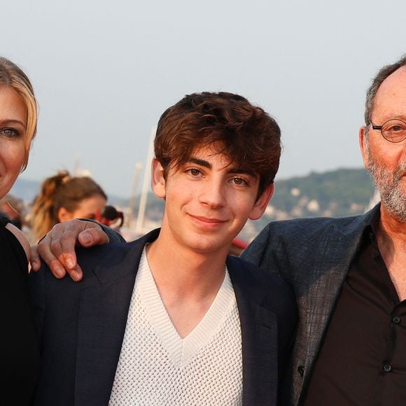 Chacun de ses fils, Oscar et Léon, a quitté le cocon familial pour se consacrer à ses études.

Amanda Sthers, Jean Réno et Léon Hesby sur le tapis rouge du prix du court métrage lors du 37ème festival du film de Cabourg (37ème journées romantiques du 14 au 18 juin 2023), à Cabourg, France, le 16 juin 2023. © Coadic Guirec/Bestimage