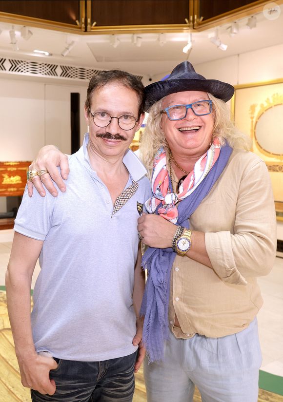 Exclusif - Pierre-Jean Chalençon et Elie de Rothschild Jr. - Exposition de la collection de Pierre-Jean Chalençon pour la vente "Napoléon: Une collection historique" chez Sotheby's à Paris le 19 juin 2025.
C'est le styliste Jean-Charles de Castelbajac, qui a apporté sa touche colorée à la vitrine de la vente du 25 juin, consacrée aux objets provenant du trésor de Pierre-Jean Chalençon, l'un des plus grands collectionneurs privés d'objets napoléoniens au monde. © Cédric Perrin/Bestimage
