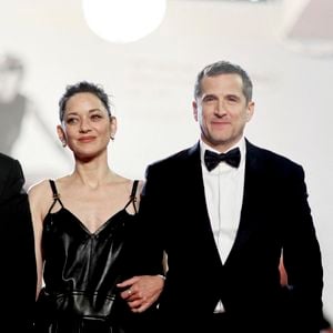 Marion Cotillard et Guillaume Canet - Descente des marches du film « Karma » lors du 79ème Festival International du Film de Cannes, le 15 mai 2026. © Jacovides-Moreau / Bestimage