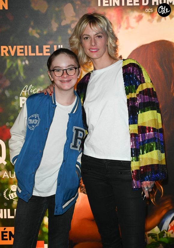 Sara Mortensen et son fils au photocall de l'avant-première du film "C'est Magnifique !" au cinéma UGC Ciné Cité Les Halles à Paris le 31 mai 2022.

© Coadic Guirec / Bestimage