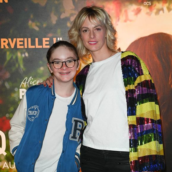 Sara Mortensen et son fils au photocall de l'avant-première du film "C'est Magnifique !" au cinéma UGC Ciné Cité Les Halles à Paris le 31 mai 2022.

© Coadic Guirec / Bestimage