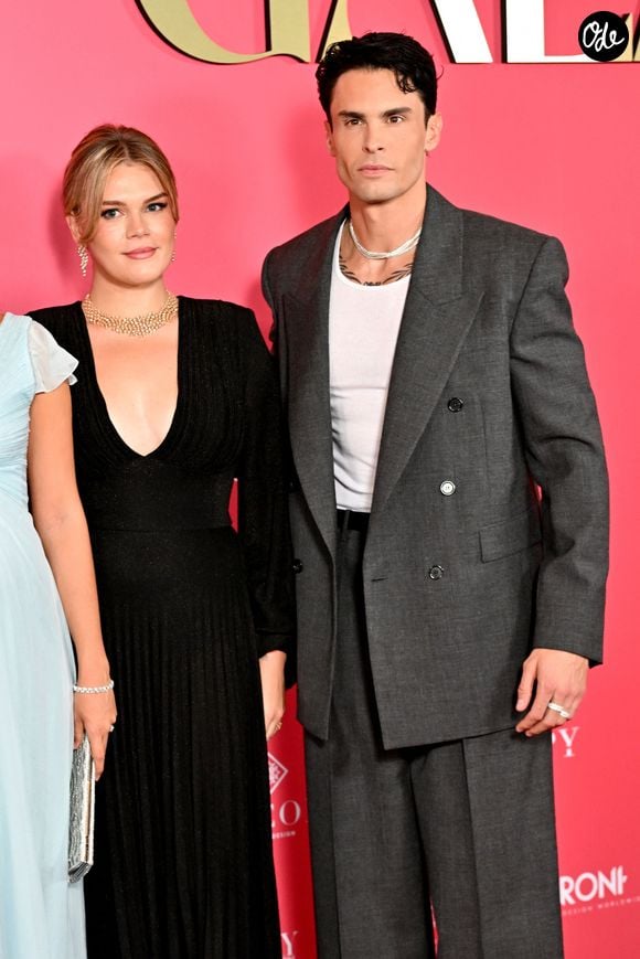Sa sœur Camille Gottlieb avait, elle, misé sur une tenue noire au décolleté plongeant.

Camille Gottlieb et Baptiste Giabiconi lors de la seconde édition du Global Gift Gala à l'hôtel de Paris à Monaco, le 9 octobre 2026. Cette année, les bénéfices de cette soirée caritative iront à 3 associations, Fight Aids Monaco, Corazones Unidos et Global Gift Foundation. © Bruno Bebert / Bestimage