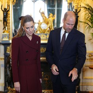 Le prince et la princesse de Galles (Le prince William, prince de Galles et Catherine « Kate » Middleton, princesse de Galles) admirent les objets exposés lors d'une visite à l'exposition de la Collection royale, dans le salon vert du château de Windsor, dans le Berkshire, lors du premier jour de la deuxième visite d'État du président américain Donald Trump au Royaume-Uni. Date de la photo : mercredi 17 septembre 2025.