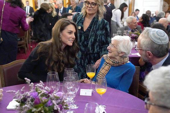 En effet, la princesse de Galles a retrouvé Yvonne Bernstein et Steven Fran,  deux survivants de l'Holocauste qu'elle avait photographiés en 2020,  juste avant la cérémonie nationale britannique organisée pour célébrer les 80 ans de la libération d'Auschwitz-Birkenau.

La princesse de Galles rencontre Yvonne Bernstein lors d'une cérémonie au Guildhall de Londres, pour commémorer la Journée de la mémoire de l'Holocauste et le 80e anniversaire de la libération d'Auschwitz-Birkenau. Lundi 27 janvier 2025. Londres, Royaume-Uni. Photo by Arthur Edwards/The Sun/PA Wire/ABACAPRESS.COM