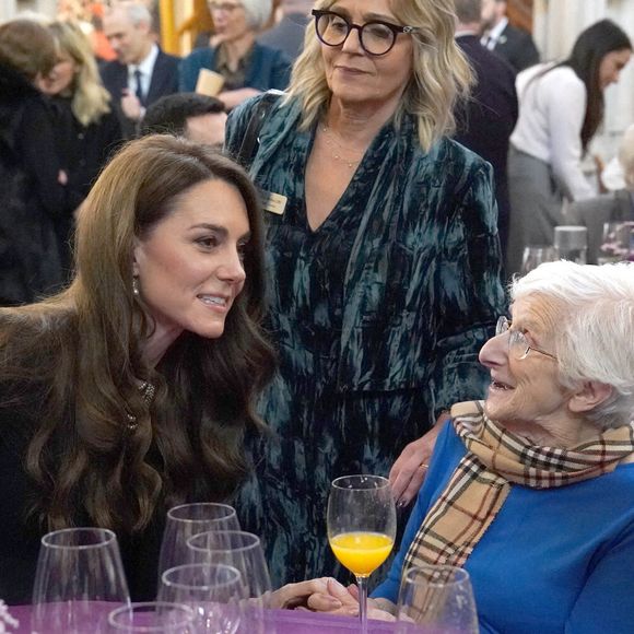 En effet, la princesse de Galles a retrouvé Yvonne Bernstein et Steven Fran,  deux survivants de l'Holocauste qu'elle avait photographiés en 2020,  juste avant la cérémonie nationale britannique organisée pour célébrer les 80 ans de la libération d'Auschwitz-Birkenau.

La princesse de Galles rencontre Yvonne Bernstein lors d'une cérémonie au Guildhall de Londres, pour commémorer la Journée de la mémoire de l'Holocauste et le 80e anniversaire de la libération d'Auschwitz-Birkenau. Lundi 27 janvier 2025. Londres, Royaume-Uni. Photo by Arthur Edwards/The Sun/PA Wire/ABACAPRESS.COM