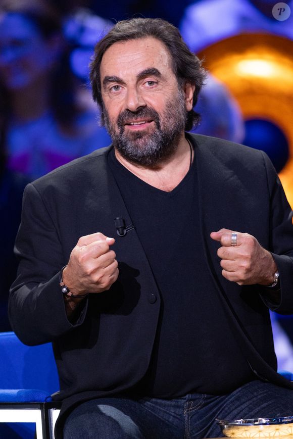 Exclusif - André Manoukian lors de l'enregistrement de l'émission "La Boîte à secrets", présentée par F.Bollaert et diffusée le 16 janvier 2026 sur France 3, dans les studios du Lendit à Saint-Denis, France, le 16 décembre 2025. © Cyril Moreau/Bestimage
