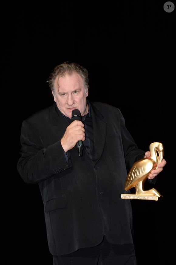 Exclusif - Gérard Depardieu reçoit un Ibis d'or pour l'ensemble de sa carrière sur la scène du palais de congrès Atlantia lors du 5ème festival du cinéma et musique de film de la Baule le 4 novembre 2018. © Rachid Bellak/Bestimage