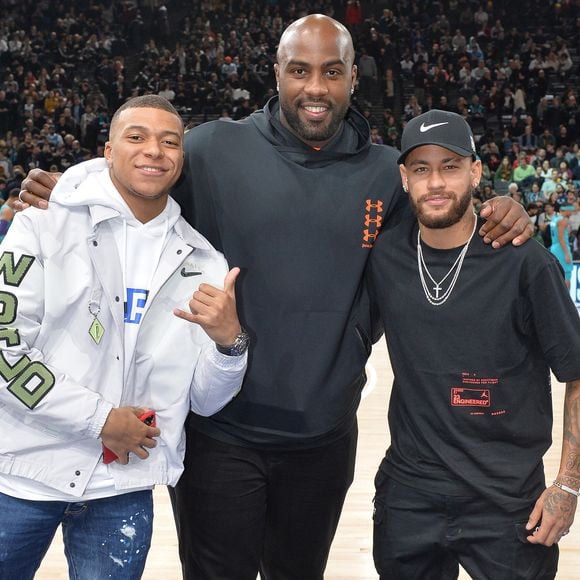 “Je crois qu’aujourd’hui il est dans le creux de la vague, après, comme tout sportif, il va rebondir”, indique Teddy Riner

Kylian Mbappé , Teddy Riner et Neymar   au match de NBA Game Paris 2020 entre les Bucks de Milwaukee et les Charlotte Hornet à l'AccorHotels Arena à Paris le 24 janvier 2020. © Veeren / Bestimage