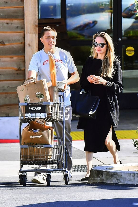 Angelina Jolie et son fils Knoxà Lazy Acres, Los Angeles le 2 mai 2025 ©Backgrid USA / Bestimage