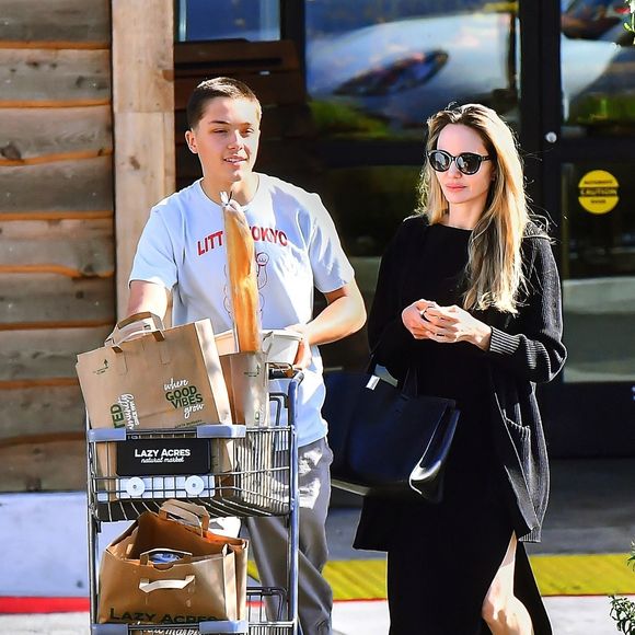 Angelina Jolie et son fils Knoxà Lazy Acres, Los Angeles le 2 mai 2025 ©Backgrid USA / Bestimage