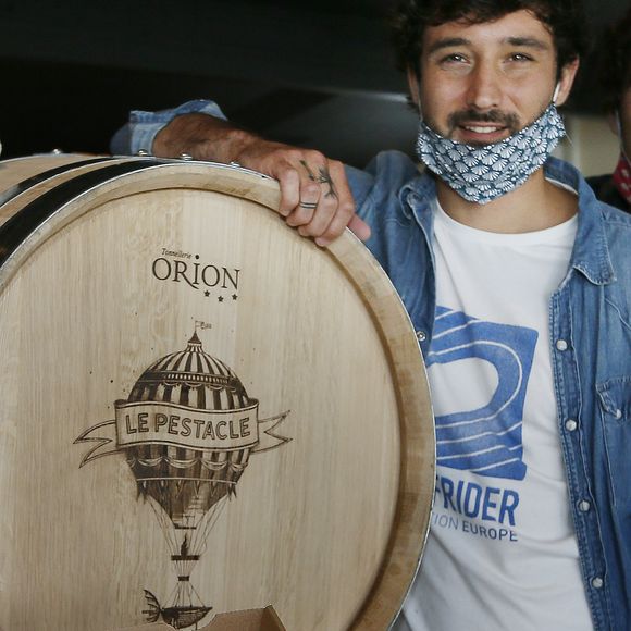 Exclusif - Prix spécial - No web - Jérémy Frerot ouvre son restaurant, le Pestacle, au port de La Teste.

© Patrick Bernard / Bestimage