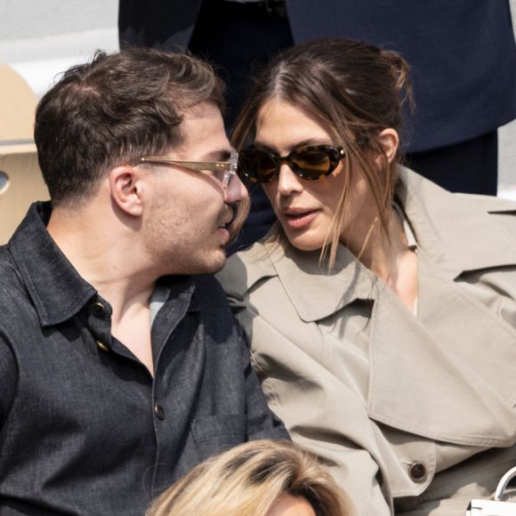 Antoine Dupont et sa compagne Iris Mittenaere en tribunes lors de la finale messieurs des Internationaux de France de Tennis de Roland Garros 2025 (jour 15), à Paris, France, le 8 juin 2025. © Cyril Moreau/Bestimage