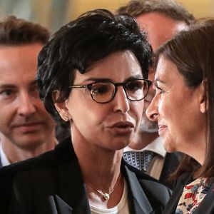 Rachida Dati et Anne Hidalgo n’étaient visiblement pas au courant mais il s’agissait d’une requête d’Emilie Dequenne

La maire de Paris, Anne Hidalgo accompagné de Emmanuel Grégoire est accueillie par Rachida Dati membre du parti Les Republicains (LR) et ancienne candidate aux élections municipales de Paris 2020, à son arrivée à la mairie de Paris pour la réunion du conseil de Paris qui l'élira officiellement après sa victoire aux élections municipales de Paris 2020 le week-end dernier. Le 3 juillet 2020, à Paris, France. © Stéphane Lemouton/Bestimage