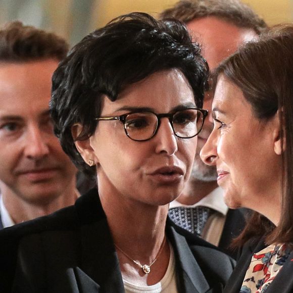 Rachida Dati et Anne Hidalgo n’étaient visiblement pas au courant mais il s’agissait d’une requête d’Emilie Dequenne

La maire de Paris, Anne Hidalgo accompagné de Emmanuel Grégoire est accueillie par Rachida Dati membre du parti Les Republicains (LR) et ancienne candidate aux élections municipales de Paris 2020, à son arrivée à la mairie de Paris pour la réunion du conseil de Paris qui l'élira officiellement après sa victoire aux élections municipales de Paris 2020 le week-end dernier. Le 3 juillet 2020, à Paris, France. © Stéphane Lemouton/Bestimage
