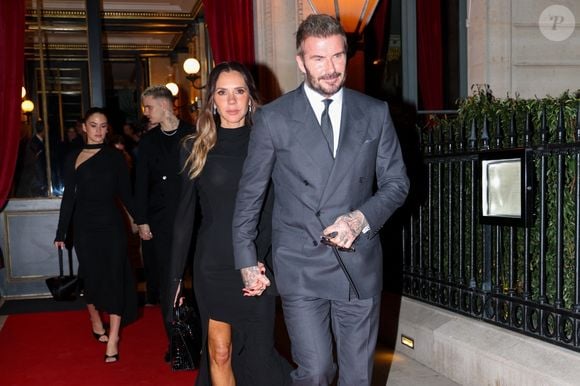 Paris, FRANCE David et Victoria Beckham sortent de leur hôtel à Paris, accompagnés de leurs fils Romeo et Cruz et de leurs amies Kim et Jackie. La famille s'est montrée élégante lors d'un dîner nocturne.



Sur la photo : David Beckham, Victoria Beckham