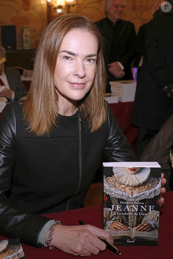 Et parmi elles, il y avait celle de savoir combien elle gagnait.

Exclusif -  Bénédicte Delmas - Salon du livre d'histoire à Versailles le 25 novembre 2024. © Cédric Perrin/Bestimage