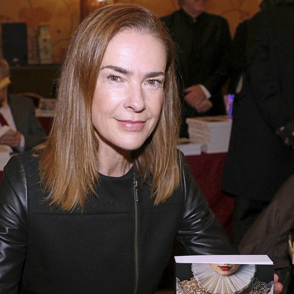 Et parmi elles, il y avait celle de savoir combien elle gagnait.

Exclusif -  Bénédicte Delmas - Salon du livre d'histoire à Versailles le 25 novembre 2024. © Cédric Perrin/Bestimage