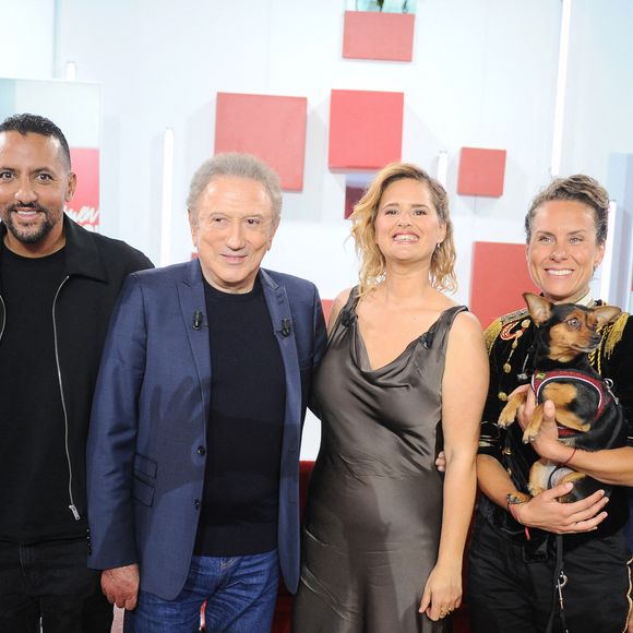 Exclusif - Philippine Delaire, Majid Berhila, Michel Drucker, Elodie Poux, Phanee de Pool et Emmanuel Chaunu  lors de l'enregistrement de l'émission "Vivement dimanche" à Paris, France, le 9 septembre 2025 et diffusée le 2 novembre 2025 sur France 3. © Guillaume Gaffiot/Bestimage