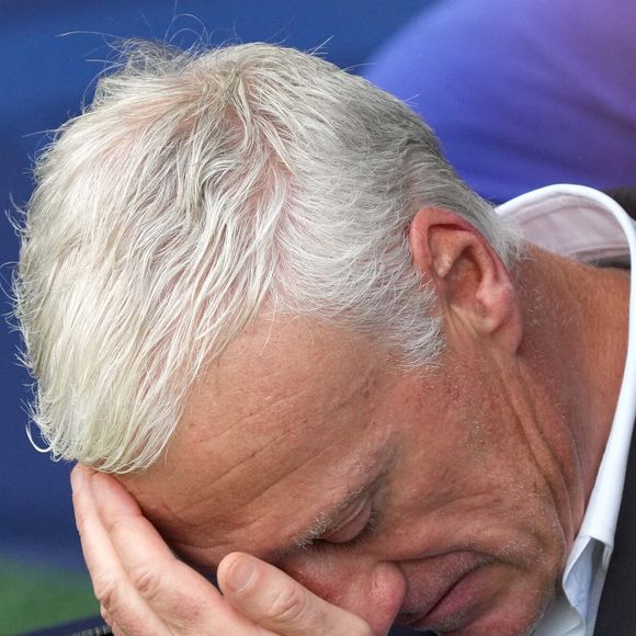 Le président de la Fédération française de football a également dénoncé la caricature de "Charlie Hebdo", qu'il juge "irrespectueuse et indécente".

Le sélectionneur français Didier Deschamps lors du match de football de la Coupe du monde 2026, groupe I'opposant la France à l'Irak au Lincoln Financial Field de Philadelphie, en Pennsylvanie, aux États-Unis, le 22 juin 2026. 

Photo de Gent Shkullaku/ZUMA Press Wire/ABACAPRESS.COM)