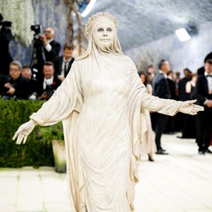 La top model a rendu un hommage vibrant à la sculpture "La Vestale Voilée" de Raffaelle Monti, apparaissant sous les traits d'un marbre blanc plus vrai que nature.

Heidi Klum au Met Gala 2026, célébrant "Costume Art" au Metropolitan Museum of Art à New York.

©Bestimage