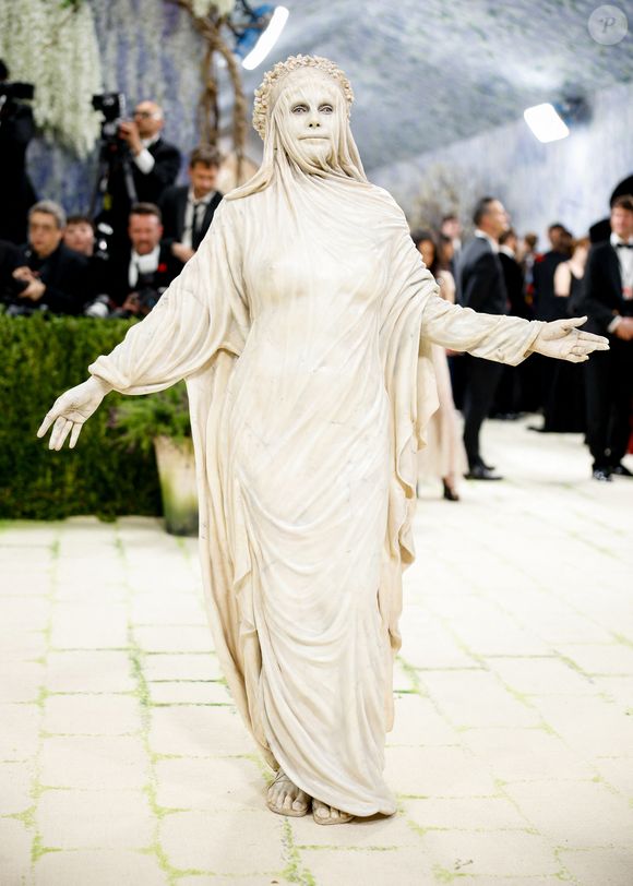 La top model a rendu un hommage vibrant à la sculpture "La Vestale Voilée" de Raffaelle Monti, apparaissant sous les traits d'un marbre blanc plus vrai que nature.

Heidi Klum au Met Gala 2026, célébrant "Costume Art" au Metropolitan Museum of Art à New York.

©Bestimage