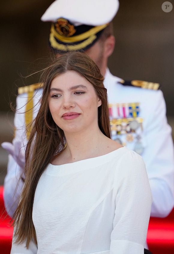 Elle a débuté les cours avec ses autres camarades. 

Crown Princess Leonor (La princesse Leonor), King Felipe VI (Le roi Felipe VI d’Espagne), Queen Letizia (La reine Letizia d’Espagne) and Princess Sofia (L'infante Sofia d'Espagne) attend the presentation of Royal Dispatches of employment at the Escuela Naval of Marin, Pontevedra, Spain, on July 16, 2025. © LALO YASKY / BESTIMAGE