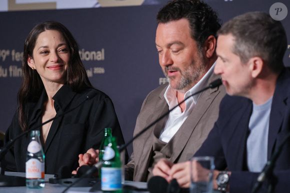 "Marion a cette qualité de ne jamais faire la même prise. Et c’est extrêmement surprenant pour un réalisateur d’être face à une actrice qui va donner sans réfléchir, avec une confiance totale, sans savoir ce qu’on va faire de ces rushes, ni comment on va monter tout ça"

Marion Cotillard, Denis Menochet et Guillaume Canet assistent à la conférence de presse de "Karma" lors du 79ème Festival de Cannes le 16 mai 2026 à Cannes, France. Photo by Jean-Marc Haedrich/Pool/ABACAPRESS.COM