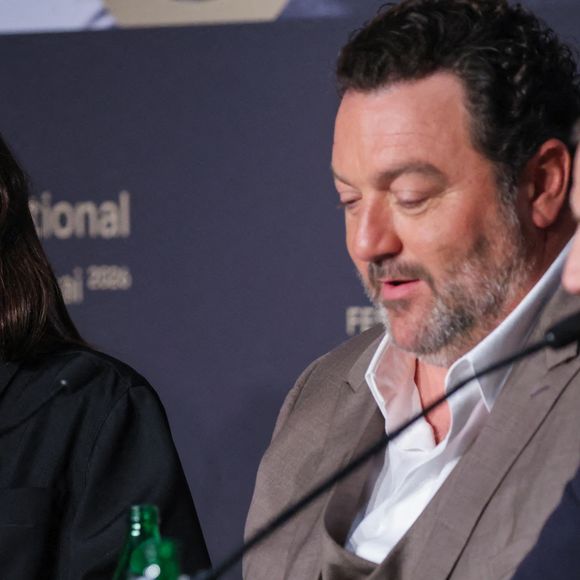 "Marion a cette qualité de ne jamais faire la même prise. Et c’est extrêmement surprenant pour un réalisateur d’être face à une actrice qui va donner sans réfléchir, avec une confiance totale, sans savoir ce qu’on va faire de ces rushes, ni comment on va monter tout ça"

Marion Cotillard, Denis Menochet et Guillaume Canet assistent à la conférence de presse de "Karma" lors du 79ème Festival de Cannes le 16 mai 2026 à Cannes, France. Photo by Jean-Marc Haedrich/Pool/ABACAPRESS.COM