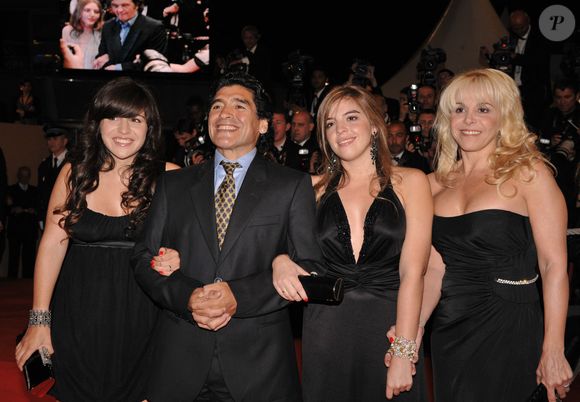 Diego Maradona et sa famille, son ex-femme Claudia Villafane et ses filles Dalma Nerea et Giannina Dinorah, arrivent au Palais des Festivals à Cannes, dans le sud de la France, le 20 mai 2008, pour la projection du film d'Emir Kusturica 'Maradona by Kusturica' au 61ème Festival de Cannes. Photo par Hahn-Nebinger-Orban/ABACAPRESS.COM