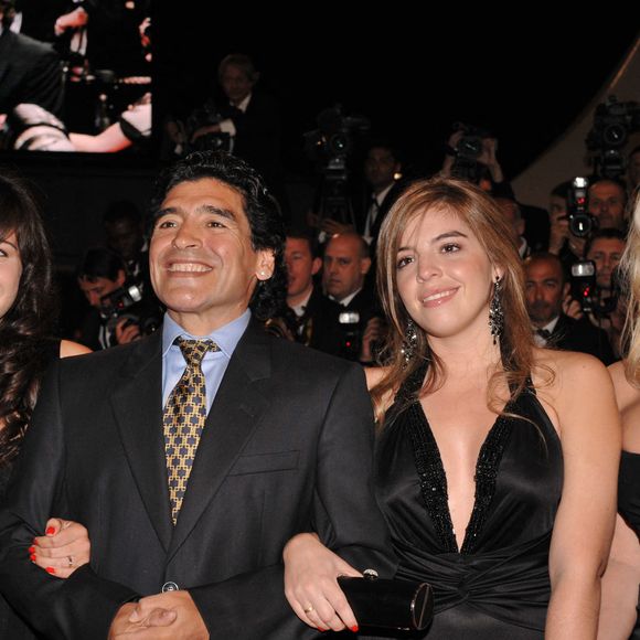 Diego Maradona et sa famille, son ex-femme Claudia Villafane et ses filles Dalma Nerea et Giannina Dinorah, arrivent au Palais des Festivals à Cannes, dans le sud de la France, le 20 mai 2008, pour la projection du film d'Emir Kusturica 'Maradona by Kusturica' au 61ème Festival de Cannes. Photo par Hahn-Nebinger-Orban/ABACAPRESS.COM
