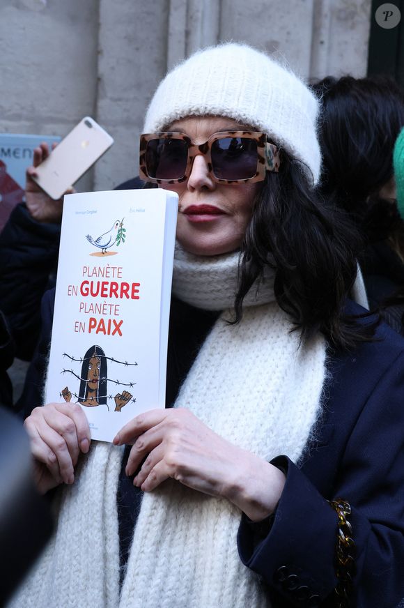 Isabelle Adjani - Les célébrités participent à la marche silencieuse pour la paix au Proche-Orient, entre l'Institut du monde arabe et le musée d'art et d'histoire du judaïsme à Paris, le 19 novembre 2023. 
© Denis Guignebourg / Bestimage