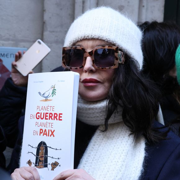 Isabelle Adjani - Les célébrités participent à la marche silencieuse pour la paix au Proche-Orient, entre l'Institut du monde arabe et le musée d'art et d'histoire du judaïsme à Paris, le 19 novembre 2023. 
© Denis Guignebourg / Bestimage
