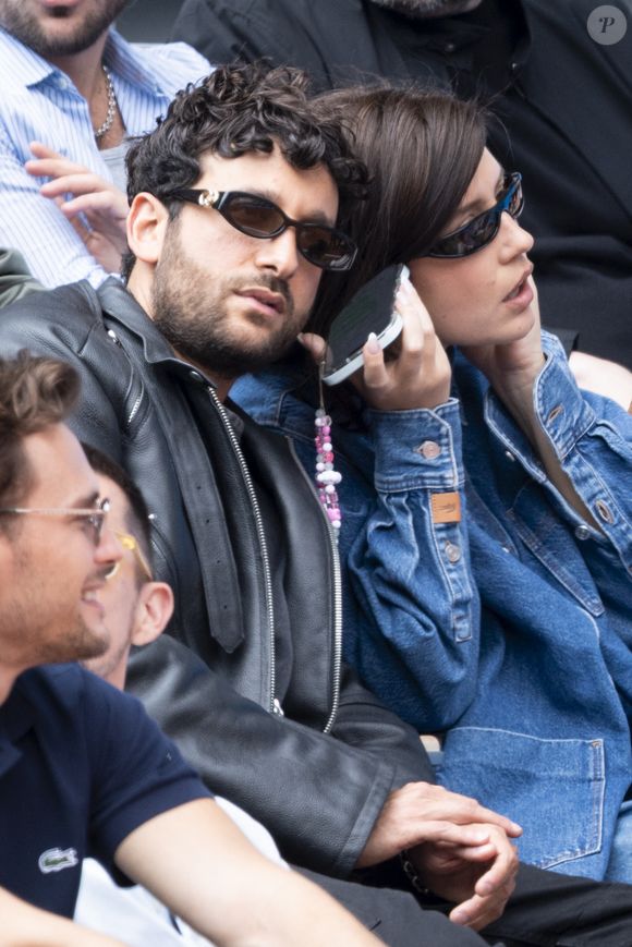 Sacha Abitbol, Adele Exarchopoulos en tribunes lors de la finale messieurs des Internationaux de France de Tennis de Roland Garros 2025 (jour 15), à Paris, France, le 8 juin 2025. © Cyril Moreau/Bestimage
