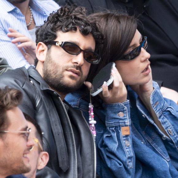 Sacha Abitbol, Adele Exarchopoulos en tribunes lors de la finale messieurs des Internationaux de France de Tennis de Roland Garros 2025 (jour 15), à Paris, France, le 8 juin 2025. © Cyril Moreau/Bestimage